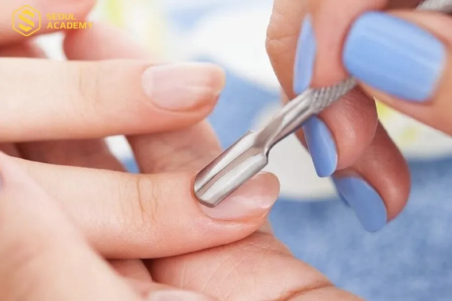 Thực hiện bước chăm sóc móng đúng chuẩn để tạo tiền đề cho công đoạn đắp gel gôm