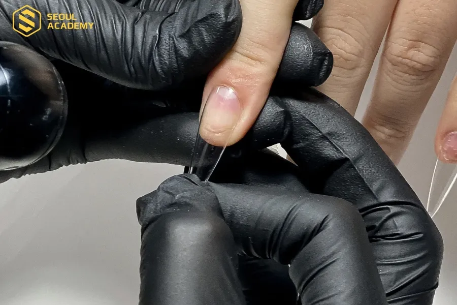 Dáng móng ngắn nên úp móng giả trước khi đắp gel gôm