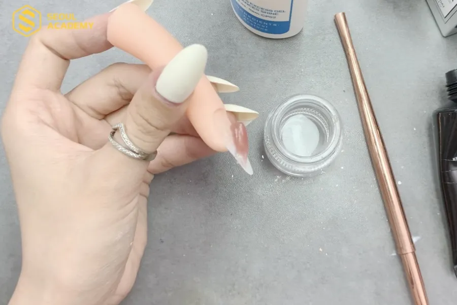 Lấy lượng gel gôm cho lên bề mặt móng