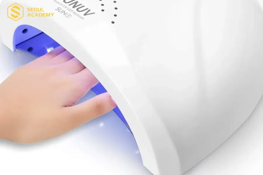 Hơ đèn để gel gôm khô hoàn toàn