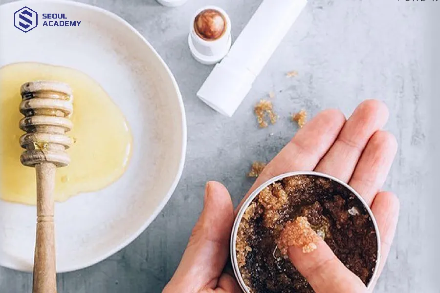 Mật ong kết hợp đường nâu vừa dưỡng môi, tẩy tế bào chết vừa là cách làm môi mỏng hiệu quả