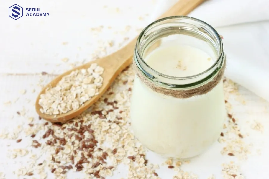 Bột yến mạch và sữa chua kết hợp với nhau tạo ra một loại mặt nạ môi vô cùng tốt, giúp môi mềm mại và mờ viền đi