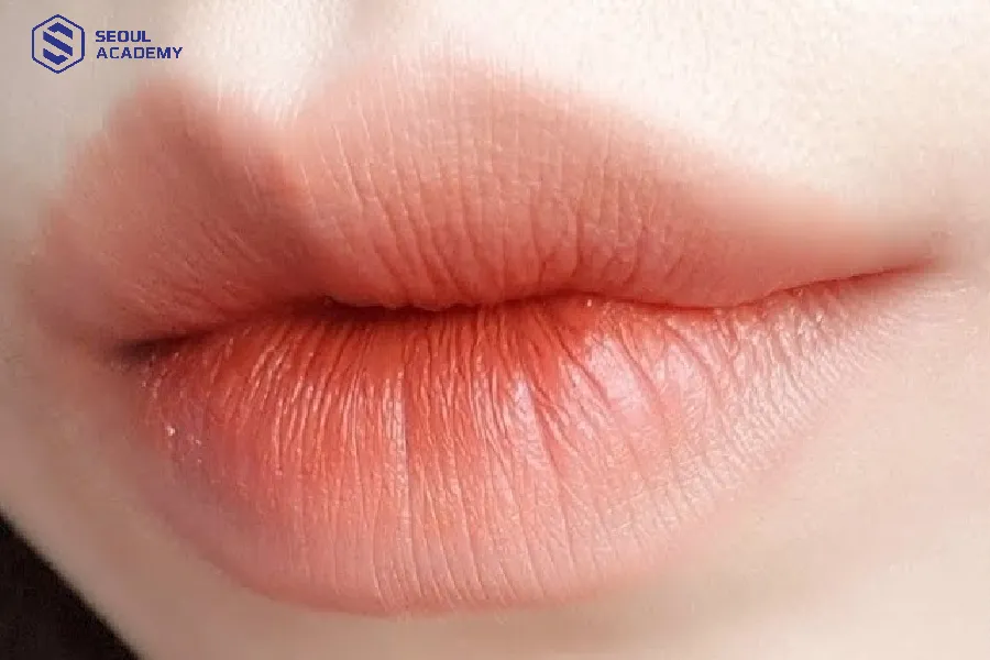 Cách làm môi mỏng bằng phương pháp đánh son lòng môi, viền mờ vô cùng hiệu quả