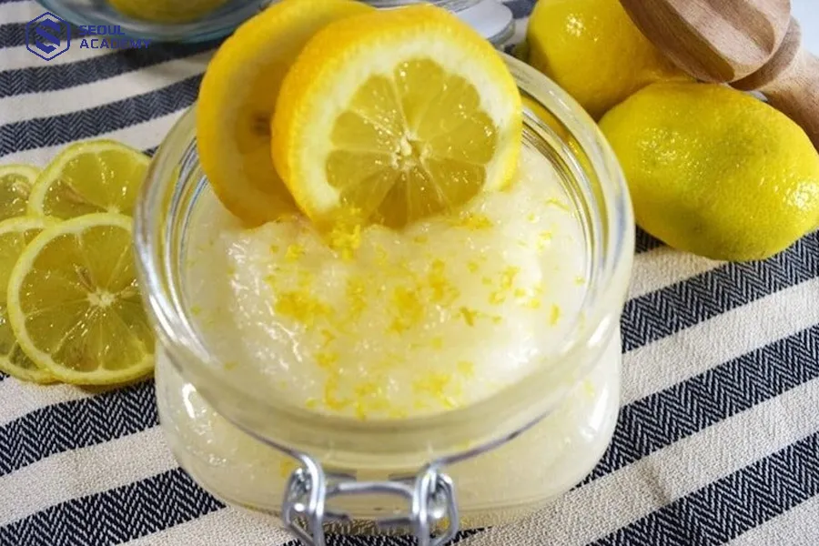 Hỗn hợp chanh và đường tẩy tế bào chết môi rất tốt