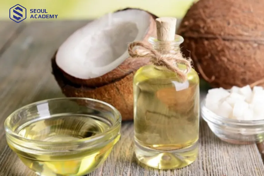 Nhiều người dùng dầu dừa để dưỡng môi sau phun xăm