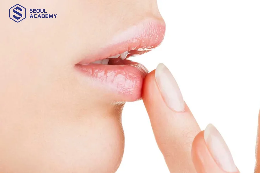 Không nên dùng tay chạm vào môi để tránh viêm nhiễm