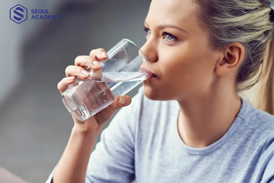 Uống nhiều nước đẩy nhanh quá trình lành lại của môi