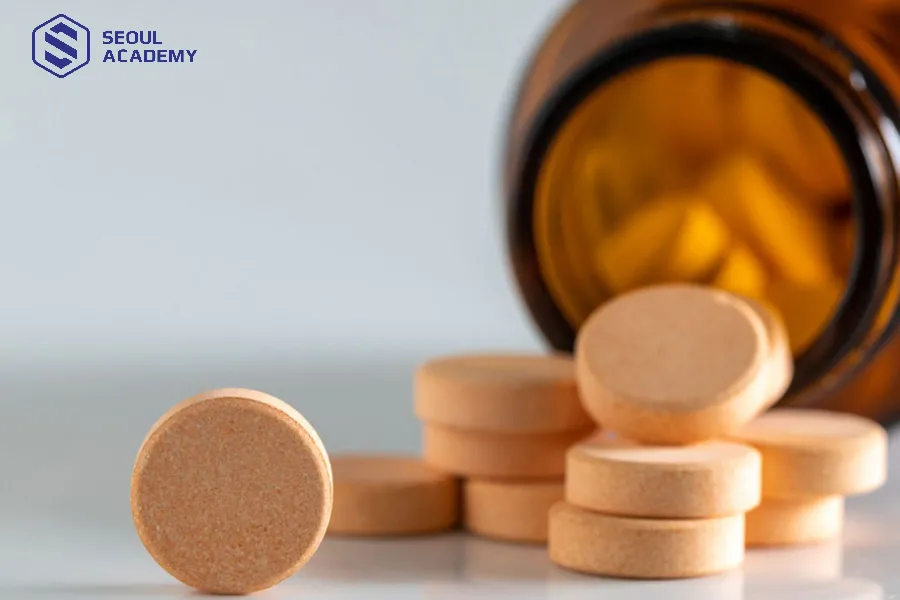 Bổ sung vitamin cũng là cách giúp môi nhanh bong