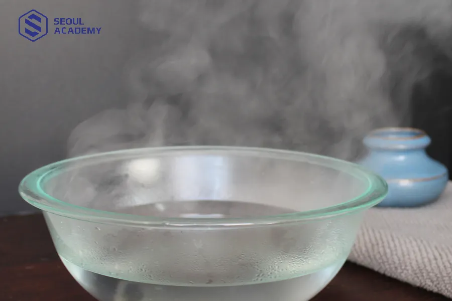 Nước ấm giúp làm tan keo nối mi bị đặc