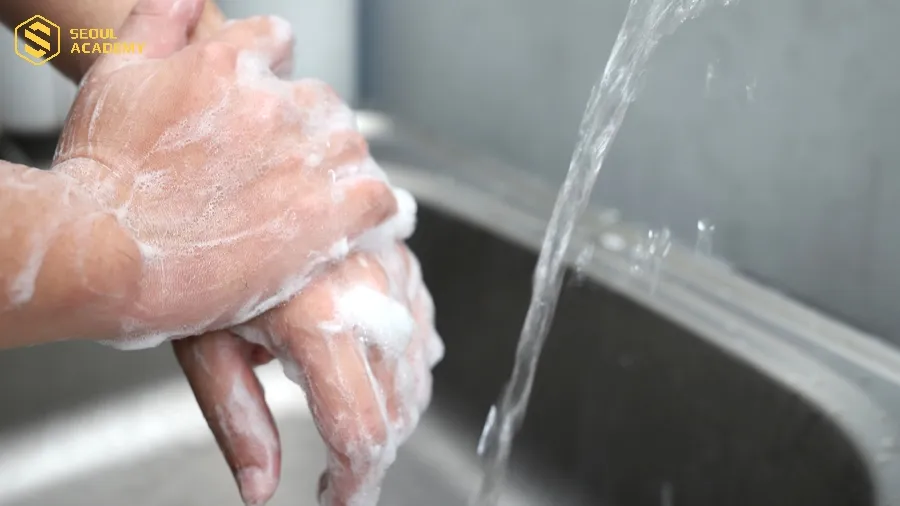 Vệ sinh tay sạch sẽ trước khi bắt đầu quy trình làm sạch và chăm sóc da Vệ sinh tay sạch sẽ trước khi bắt đầu quy trình làm sạch và chăm sóc da