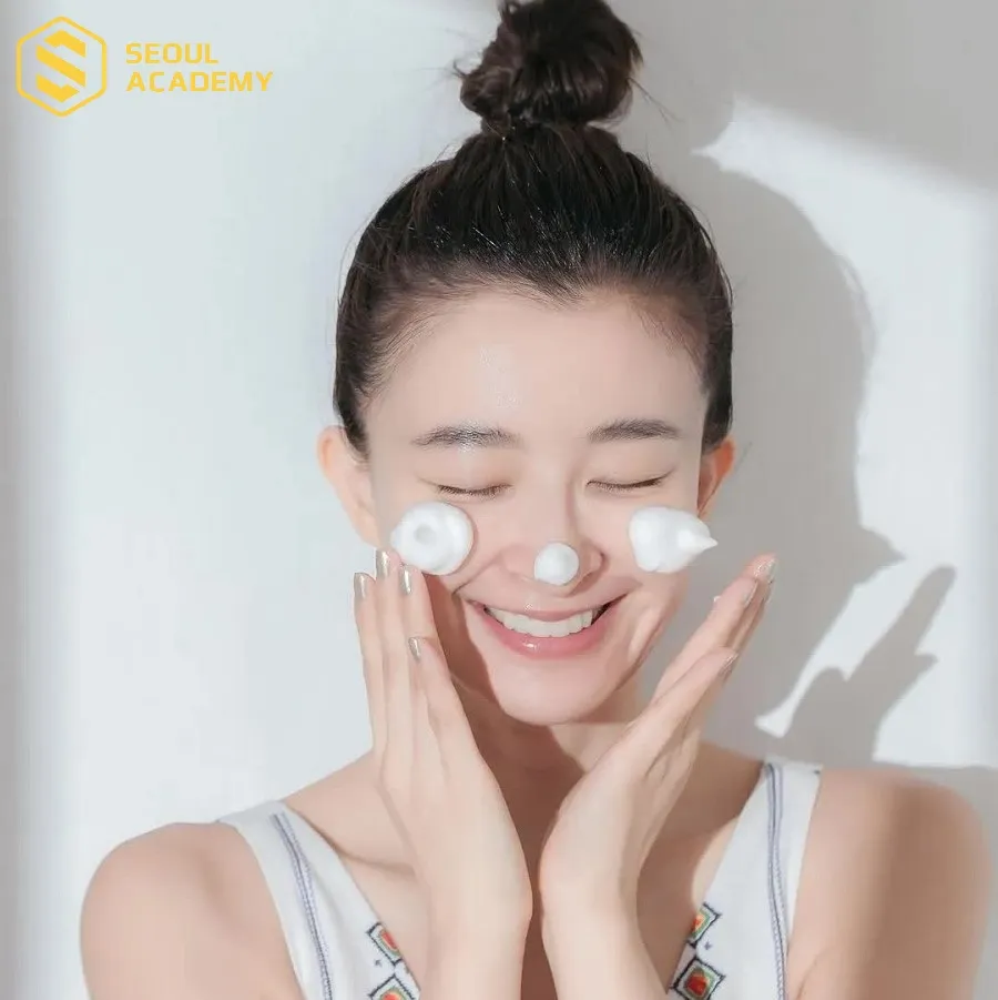 Tạo bọt sữa rửa mặt thật kỹ trước khi massage mặt Tạo bọt sữa rửa mặt thật kỹ trước khi massage mặt
