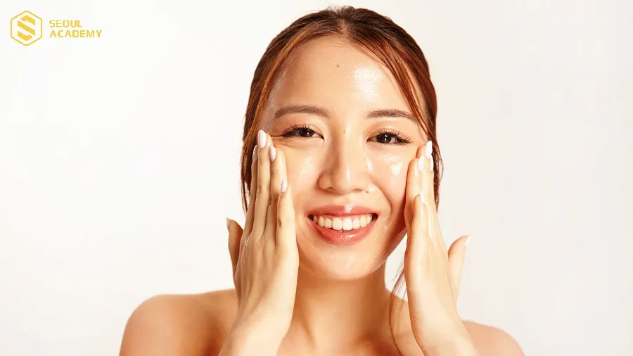 Tuyệt đối không dùng lực quá mạnh để massage lúc rửa mặt Tuyệt đối không dùng lực quá mạnh để massage lúc rửa mặt