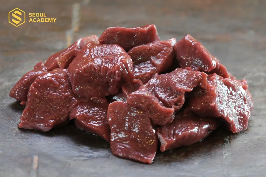 Thịt nai mua về nên được sơ chế kỹ lưỡng