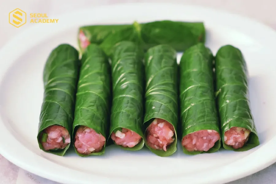 Cuộn lá lốt với thịt đã ướp là có thể nướng