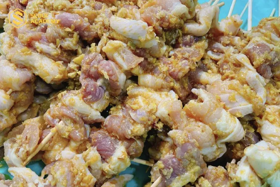 Ướp thịt nai với riềng, mẻ và gia vị để nướng rất ngon