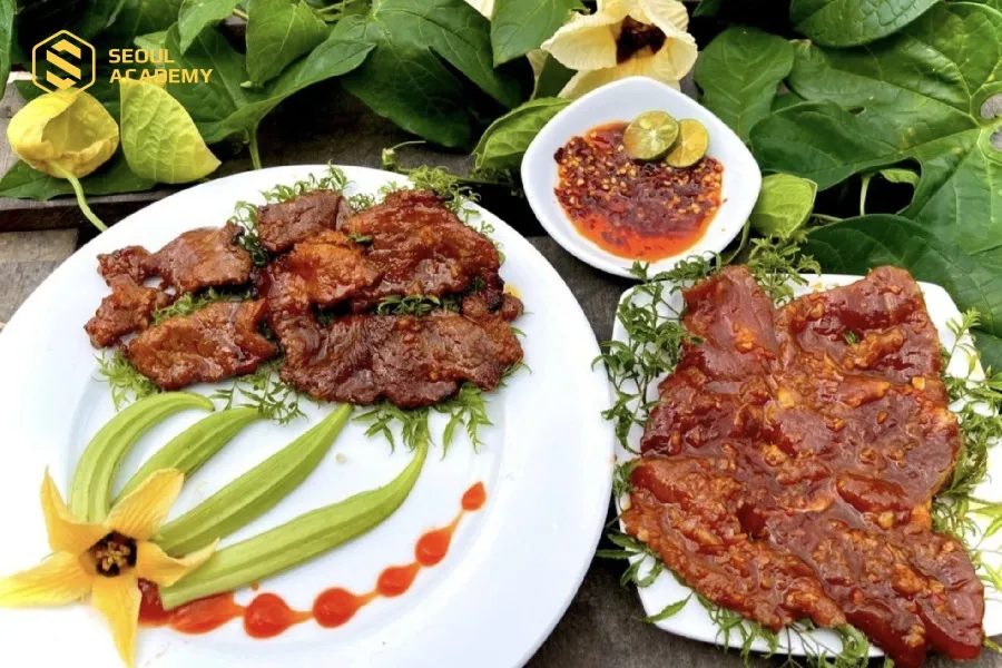 Ướp thịt nai đều với sa tế và các gia vị trước khi nướng