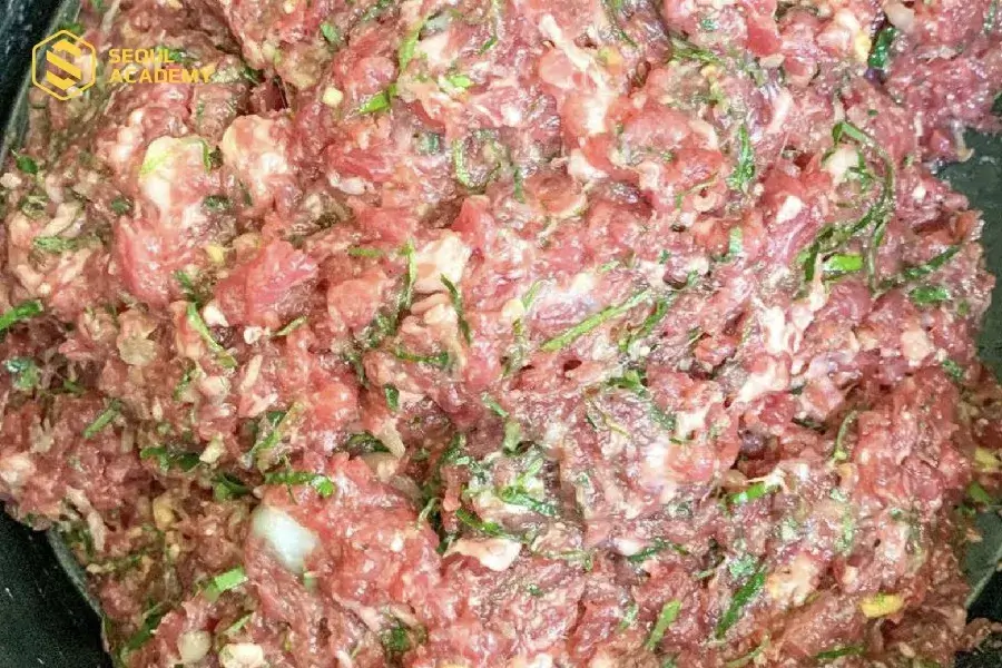 Băm nhuyễn thịt nai ướp cùng với các gia vị