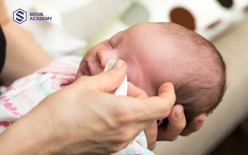 Mẹ nên vệ sinh mắt và mi cho bé thường xuyên để mi nhanh dài tự nhiên