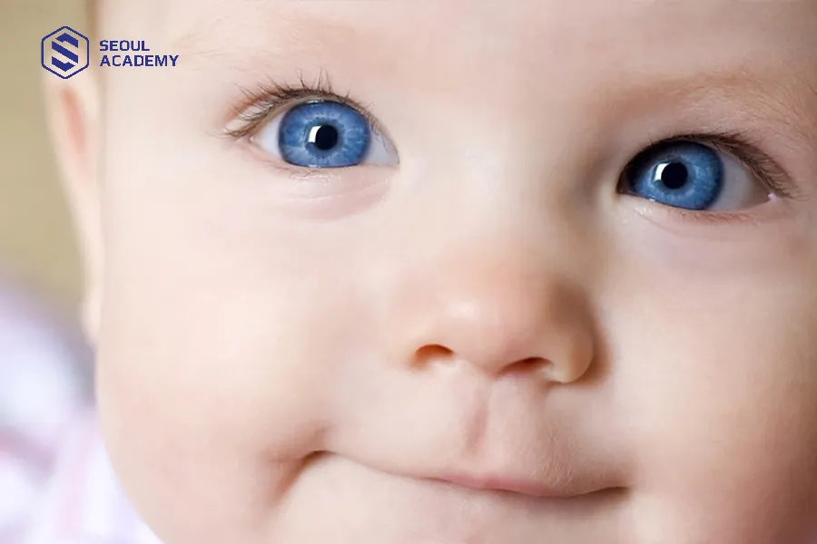 Lông mi dài khiến trẻ bị che tầm nhìn và khó chịu, ngứa Lông mi dài khiến trẻ bị che tầm nhìn và khó chịu, ngứa