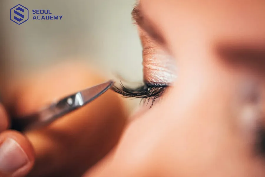 Hành động cắt lông mi là hoàn toàn vô nghĩa