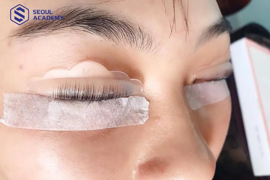 Uốn mi không hề tốt cho hàng mi của chúng ta