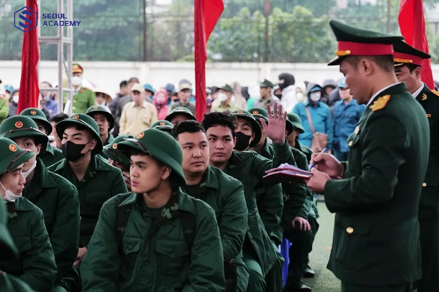 Ngoài tiêu chuẩn về văn hóa, để được gọi nhập ngũ công dân cần đảm bảo các điều kiện về độ tuổi, sức khỏe cũng như lý lịch chính trị