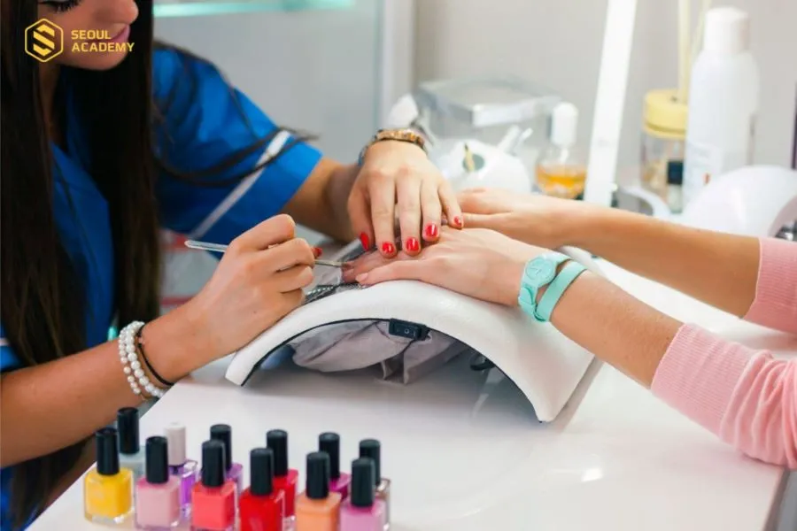Nghề Nail là nghề phù hợp với hầu hết các bạn nữ, mang lại thu nhập khá cao nếu bạn có tay nghề tỉ mỉ, cùng gu thẩm mỹ tốt