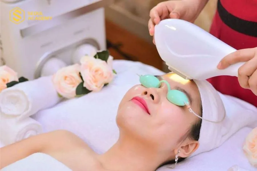 Chăm sóc da cũng là nghề khá phù hợp với nữ giới, nhưng nam làm làm nghề chăm sóc da hay massage trị liệu cũng rất thành công