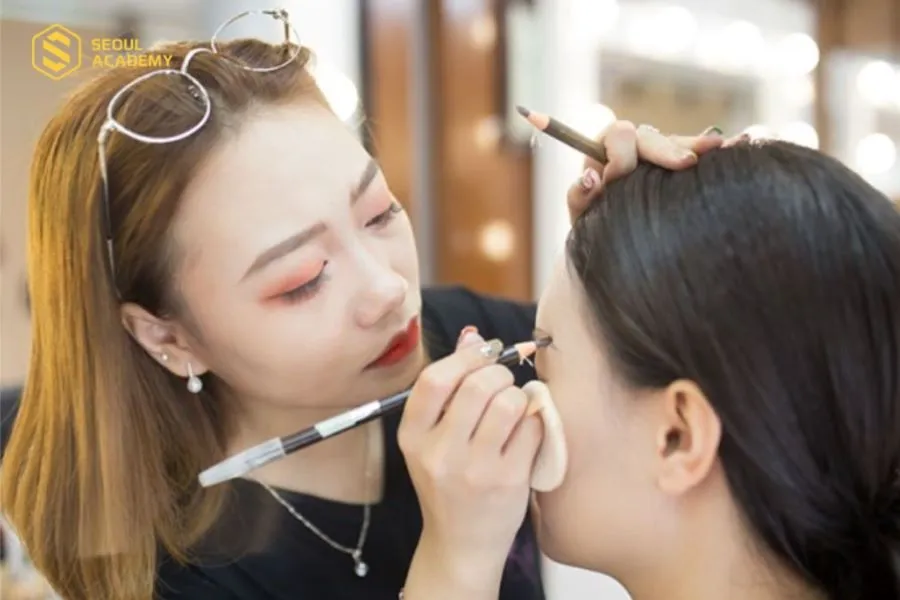 Nghề trang điểm phù hợp cho cả nam lẫn nữ, thời gian học có thể từ 3 - 6 tháng
