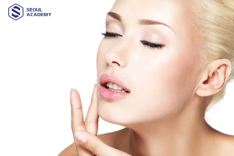 Bạn nên dùng tay bôi vaseline nhẹ nhàng lên môi