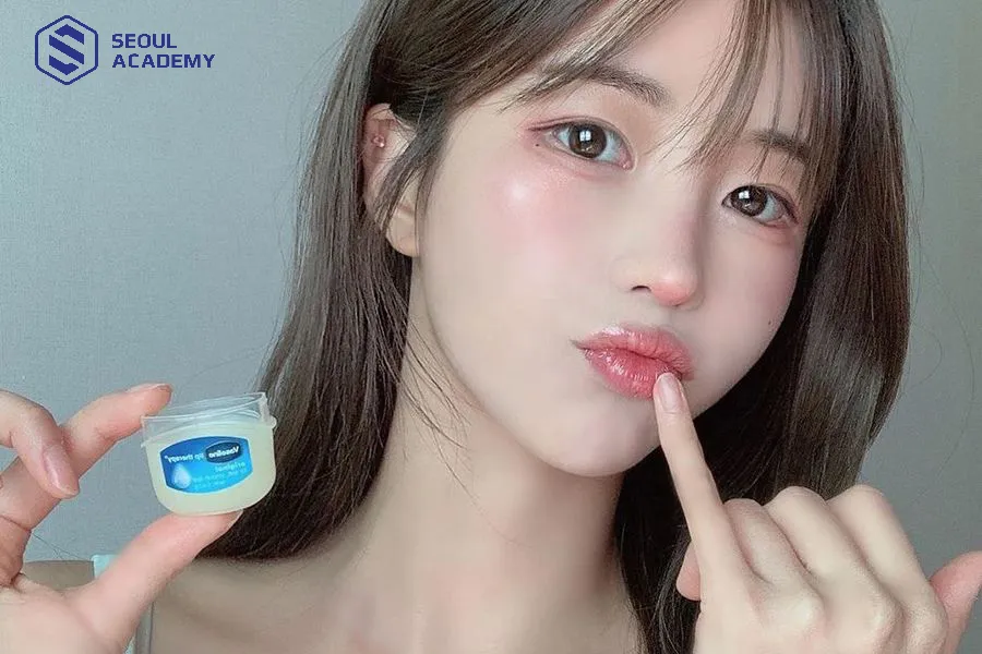 Sau khi môi bong tróc vảy hoàn toàn thì được dùng vaseline để dưỡng môi