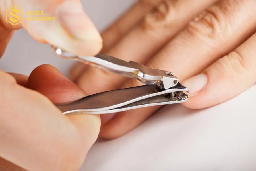 Không nên cắt móng tay trong ngày đầu tháng