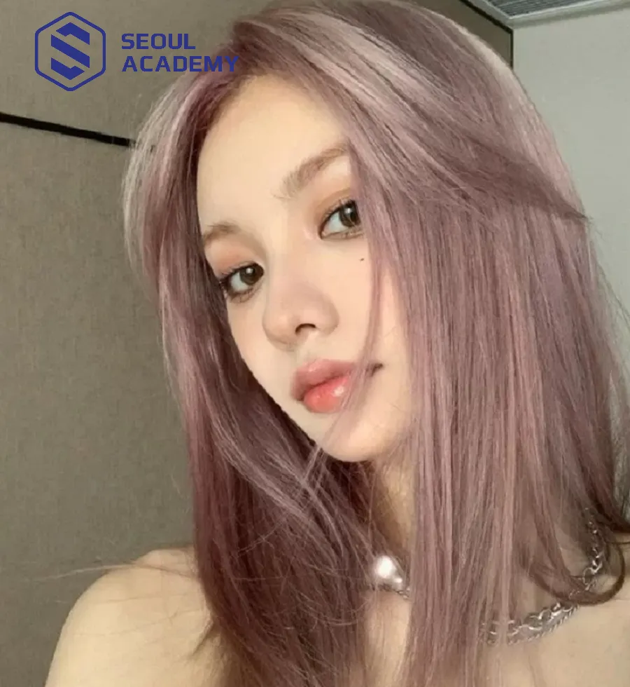 Màu nhuộm nâu trà sữa ánh tím phù hợp với những cô nàng cá tính