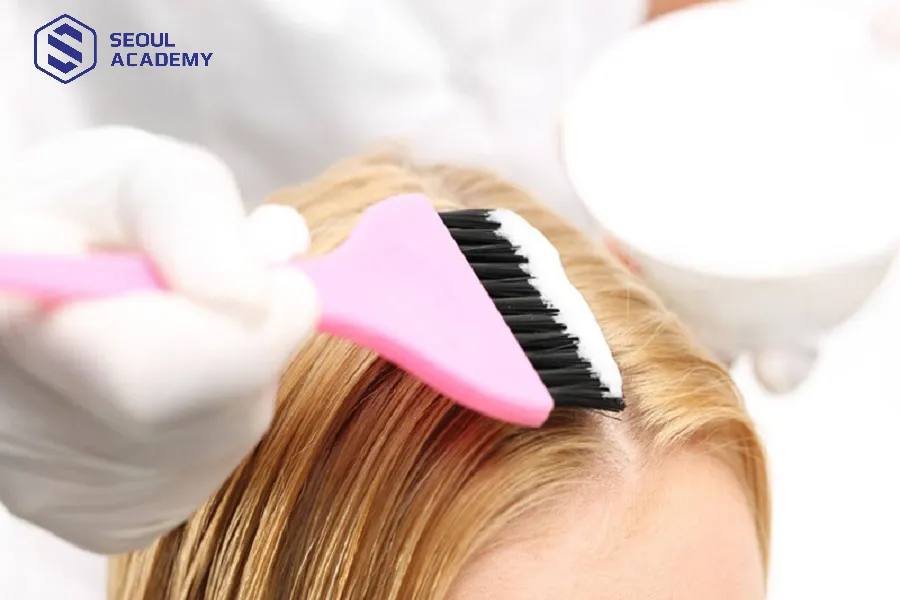 Thực hiện nhuộm tóc