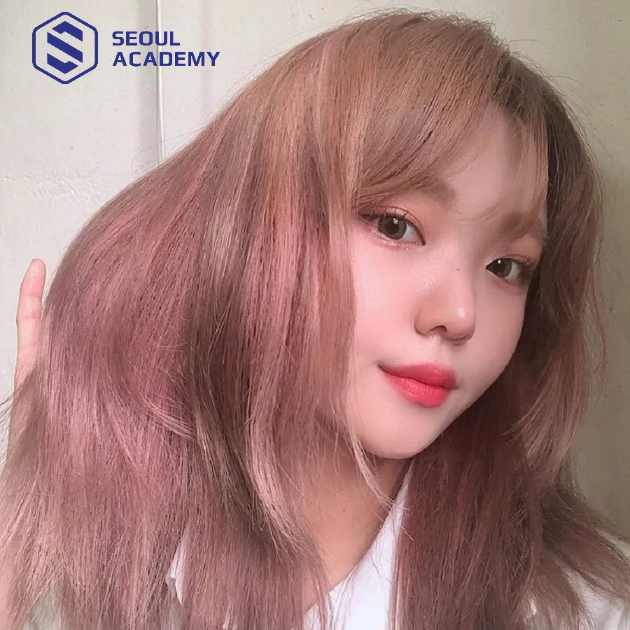 Màu nhuộm nâu trà sữa ánh hồng được nhiều bạn trẻ yêu thích