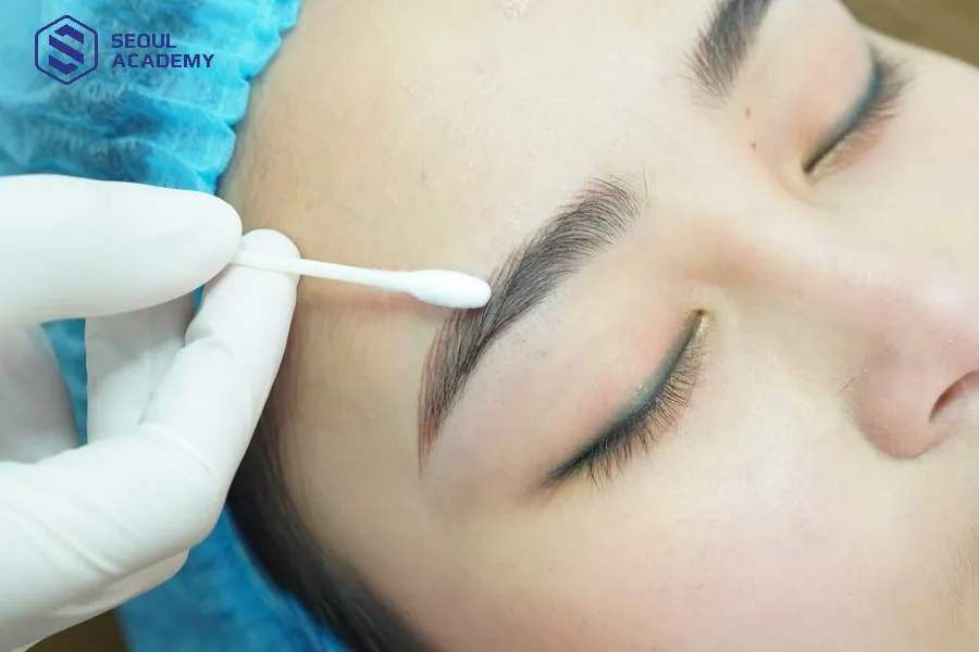 Dặm lại chân mày là cách thực hiện phun, xăm, điêu khắc đè lên chân mày đã được xử lý trước đó