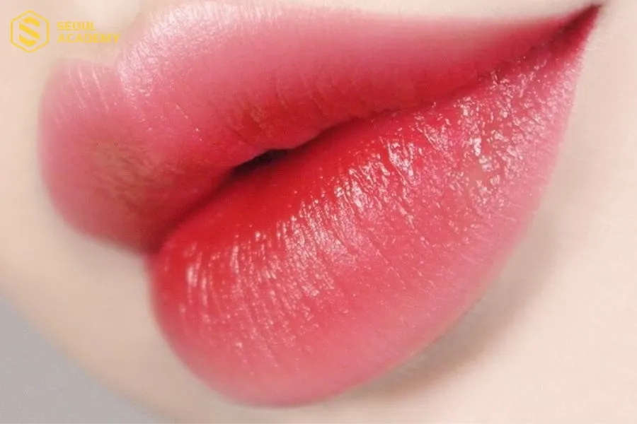 Màu môi không bị sậm đi cũng là yếu tố đánh giá sự thành công của ca phun xăm môi