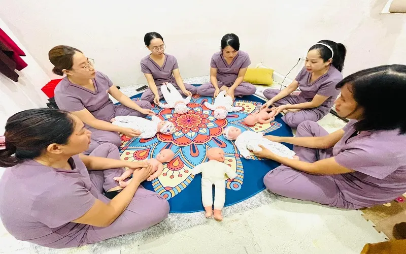 Lớp học massage cho bé tại Spa VietSun Care được nhiều bạn trẻ quan tâm và tham gia