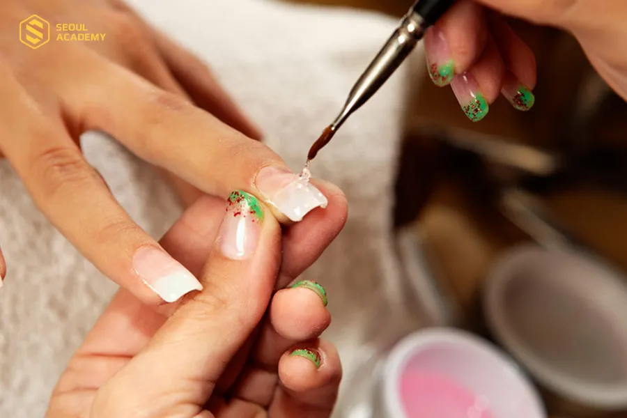 Làm nail tại nhà là dịch vụ phù hợp cho những người bận rộn, không có nhiều thời gian rảnh