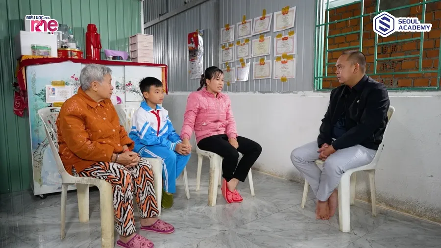 Chị Tuyến gồng gánh nuôi hai con và bà ngoại tuổi cao sức yếu