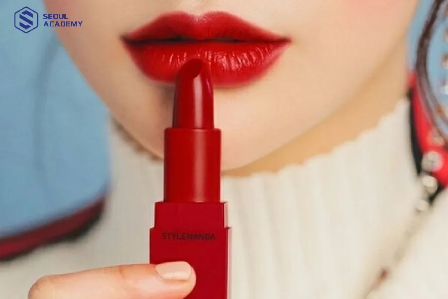 Son môi là đồ make up cơ bản cho học sinh mà cô nàng nào cũng phải có Son môi là đồ make up cơ bản cho học sinh mà cô nàng nào cũng phải có