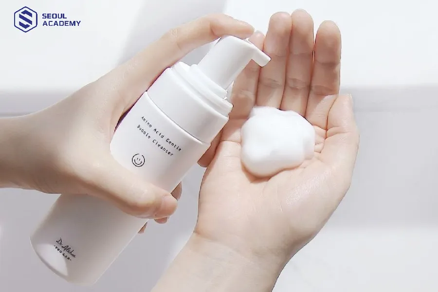 Sữa rửa mặt là món đồ vô cùng quan trọng trong quy trình skincare và makeup Sữa rửa mặt là món đồ vô cùng quan trọng trong quy trình skincare và makeup