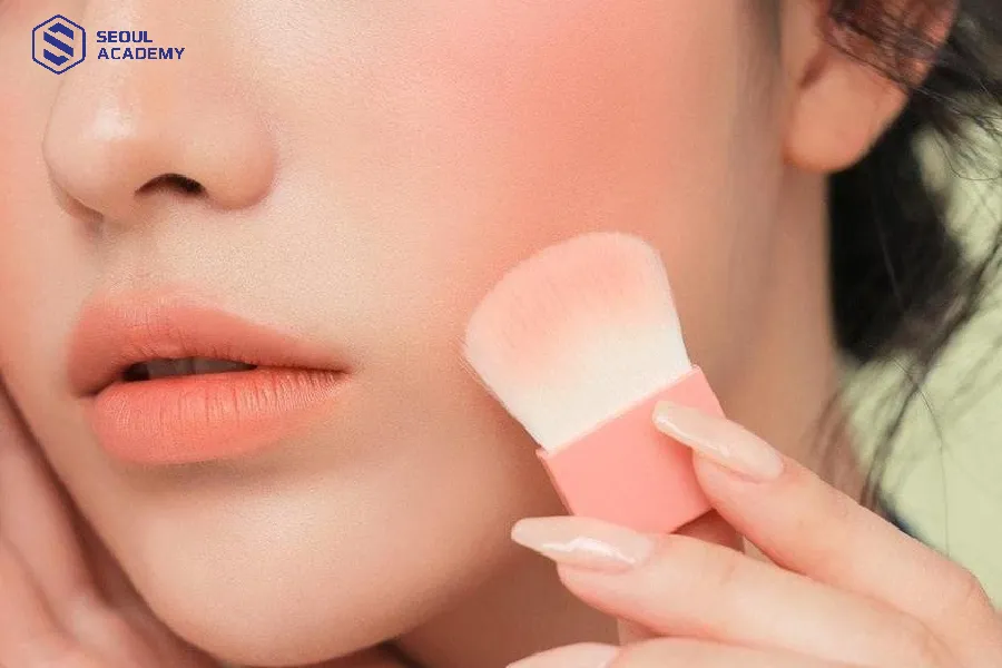 Má hồng là món đồ trang điểm không thể thiếu của các cô nàng học sinh Má hồng là món đồ trang điểm không thể thiếu của các cô nàng học sinh