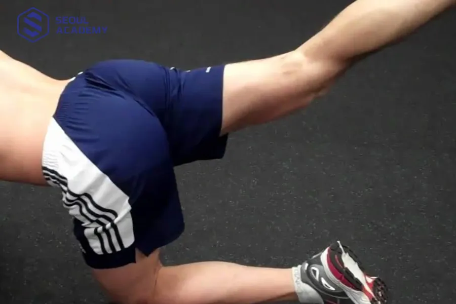 Back Kicks đạt chuẩn được nhiều người tập luyện