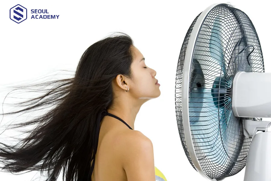 Sấy tóc bằng quạt giúp tóc ít hư tổn, giữ được độ ẩm tự nhiên của tóc