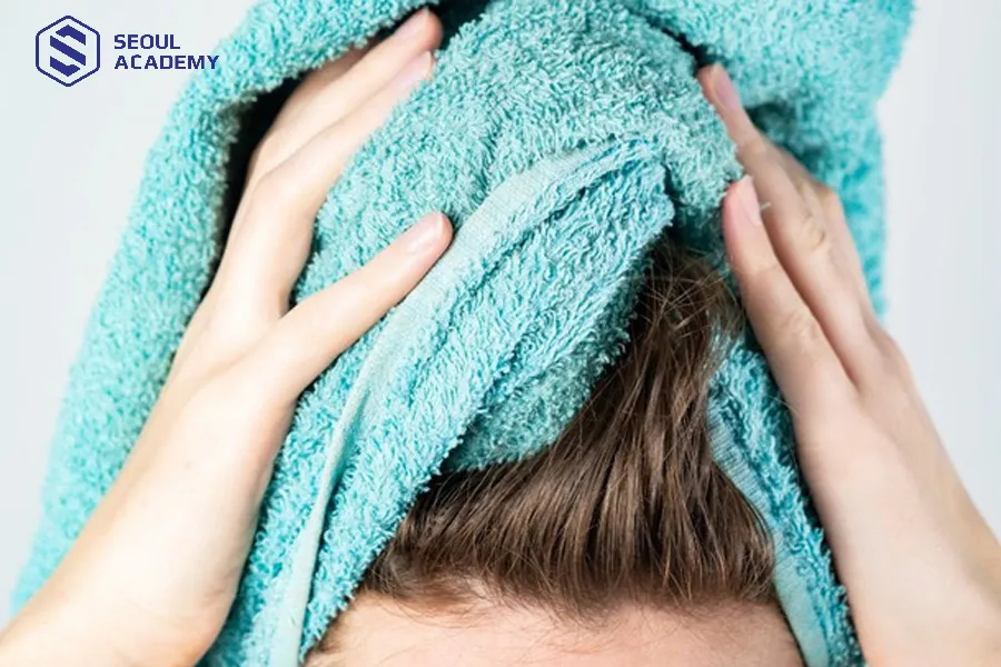 Lau khô tóc và cơ thể là điều cần làm sau khi tắm gội
