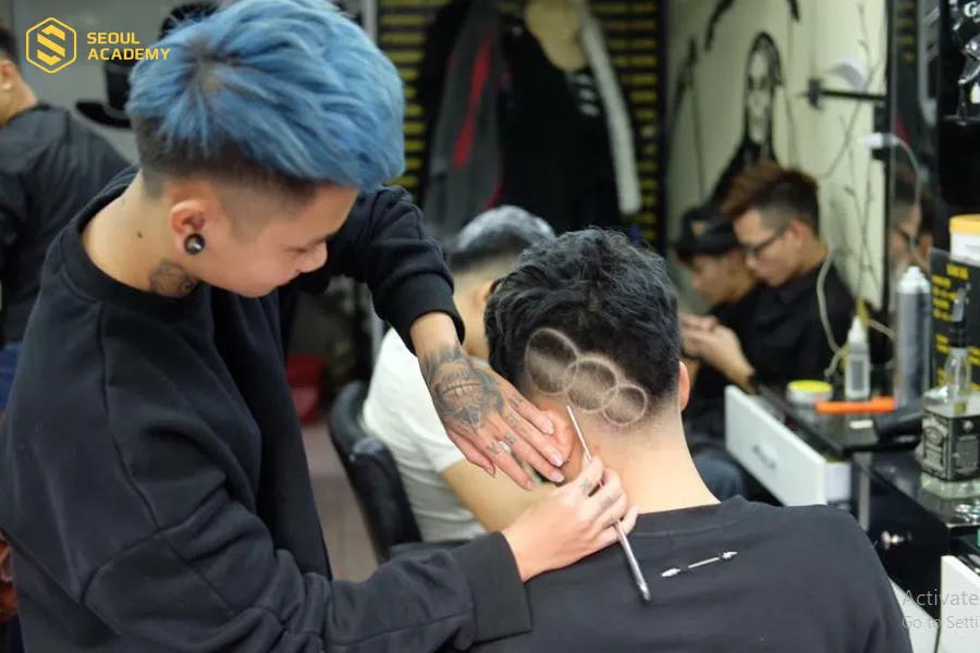Chi phí học cắt tóc nam rẻ hơn so với học đại học 4 năm