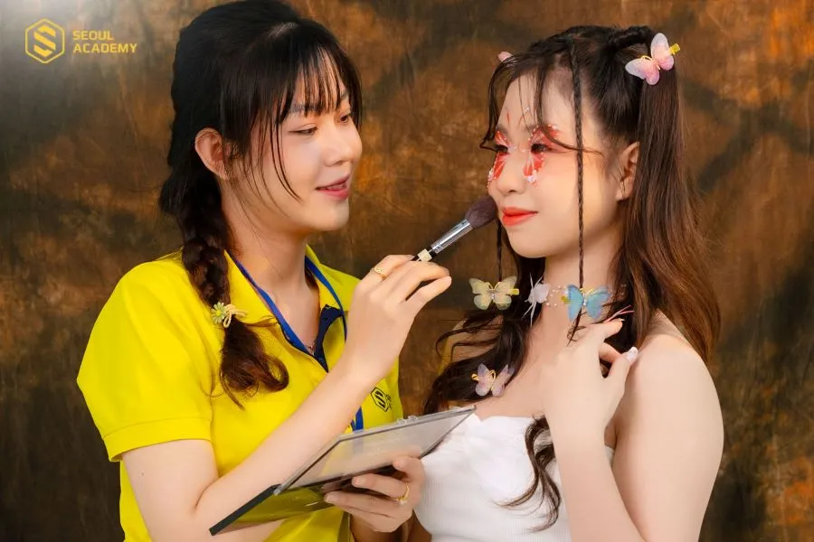 Học viên sẽ luôn được tiếp xúc với các kỹ năng như làm tóc, trang điểm để nâng cao tay nghề