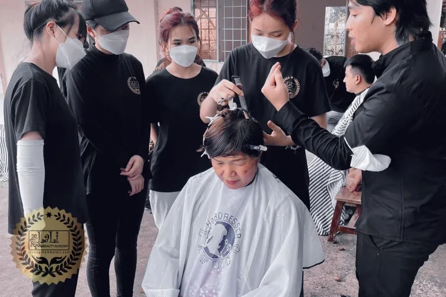 Học viên sẽ được tham gia khóa thực hành thực tế bên ngoài giúp nâng cao kỹ thuật làm tóc