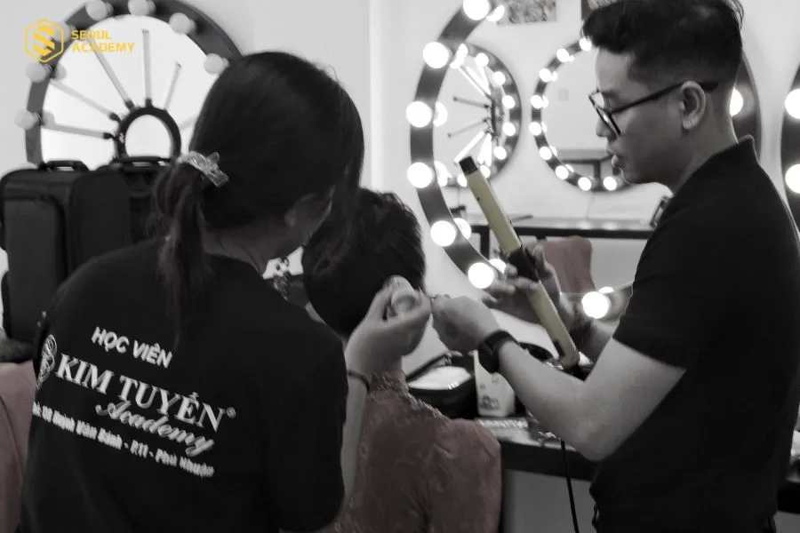 Trong thời gian học, những học viên sẽ thực hành trực tiếp trên mẫu thật từ làm tóc đến makeup